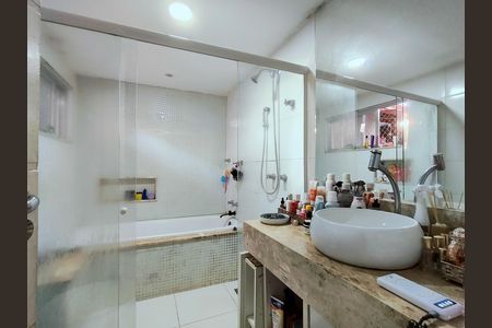 Casa à venda com 283m², 6 quartos e 1 vagaBanheiro da Suíte
