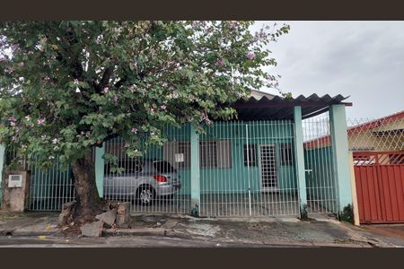 Casa à venda com 174m², 3 quartos e 2 vagas Casa à venda com 174m², 3 quartos e 2 vagasFachada