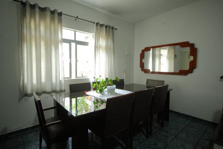 Casa à venda com 202m², 3 quartos e 3 vagasSala