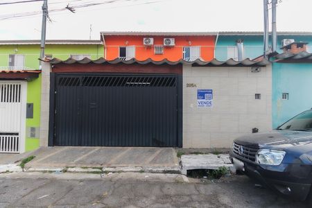 Casa à venda com 116m², 2 quartos e 2 vagas Casa à venda com 116m², 2 quartos e 2 vagasFachada