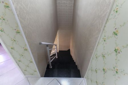 Casa à venda com 116m², 2 quartos e 2 vagas Casa à venda com 116m², 2 quartos e 2 vagasEscada