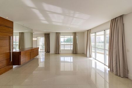Apartamento para alugar com 4 quartos, 242m² em Vila Sofia, São Paulo