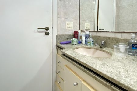 Apartamento para alugar com 109m², 4 quartos e 2 vagas Apartamento para alugar com 109m², 4 quartos e 2 vagasBanheiro
