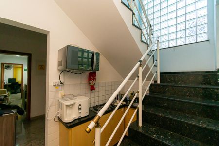 Casa para alugar com 160m², 5 quartos e 2 vagas Casa para alugar com 160m², 5 quartos e 2 vagasEscada
