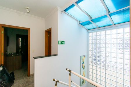 Casa para alugar com 160m², 5 quartos e 2 vagas Casa para alugar com 160m², 5 quartos e 2 vagasEscada