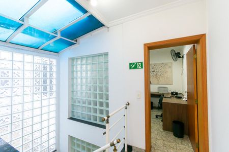 Casa para alugar com 160m², 5 quartos e 2 vagas Casa para alugar com 160m², 5 quartos e 2 vagasEscada