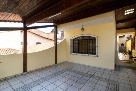 Casa à venda com 210m², 3 quartos e 2 vagas Casa à venda com 210m², 3 quartos e 2 vagasTerraço