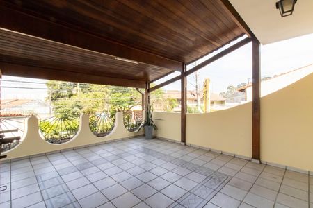 Casa à venda com 210m², 3 quartos e 2 vagas Casa à venda com 210m², 3 quartos e 2 vagasTerraço