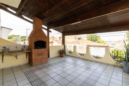Casa à venda com 210m², 3 quartos e 2 vagas Casa à venda com 210m², 3 quartos e 2 vagasTerraço