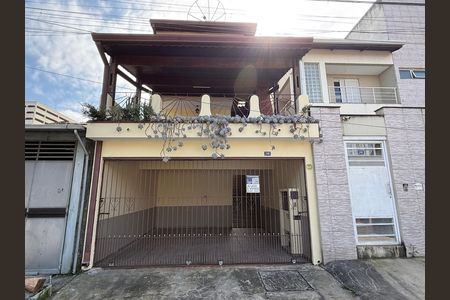 Casa à venda com 210m², 3 quartos e 2 vagas Casa à venda com 210m², 3 quartos e 2 vagasFachada