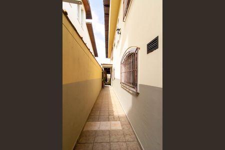 Casa à venda com 210m², 3 quartos e 2 vagas Casa à venda com 210m², 3 quartos e 2 vagasCorredor Lateral