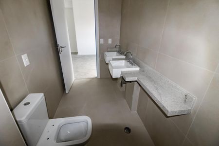 Apartamento à venda com 186m², 3 quartos e 3 vagas Apartamento à venda com 186m², 3 quartos e 3 vagasBanheiro da Suíte 1