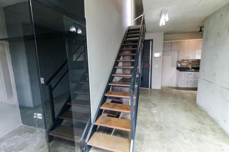 Apartamento para alugar com 140m², 1 quarto e 2 vagas Apartamento para alugar com 140m², 1 quarto e 2 vagasEscada acesso cobertura