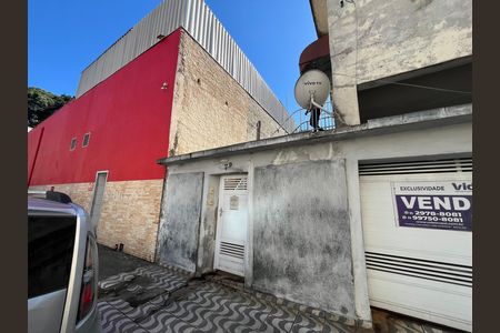 Casa à venda com 240m², 2 quartos e 3 vagas Casa à venda com 240m², 2 quartos e 3 vagasFachada