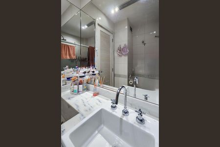 Apartamento para alugar com 90m², 2 quartos e 1 vaga Apartamento para alugar com 90m², 2 quartos e 1 vagaBanheiro da Suíte