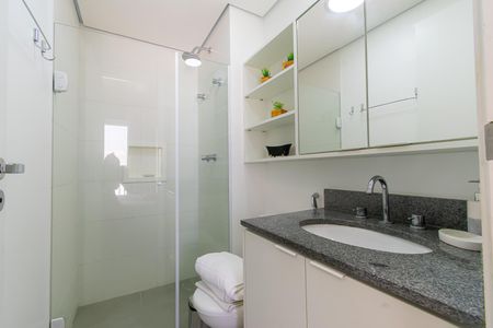 Banheiro de kitnet/studio para alugar com 1 quarto, 25m² em Liberdade, São Paulo