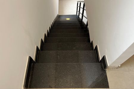 Casa para alugar com 114m², 2 quartos e 1 vagaEscada