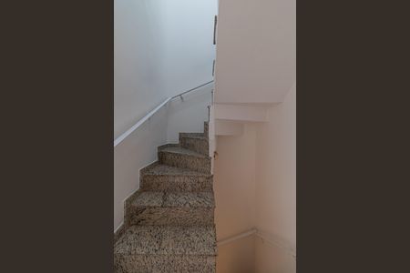 Escada de casa de condomínio para alugar com 2 quartos, 110m² em Vila Londrina, São Paulo