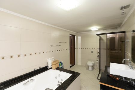 Casa à venda com 360m², 3 quartos e 6 vagas Casa à venda com 360m², 3 quartos e 6 vagasBanheiro da Suíte