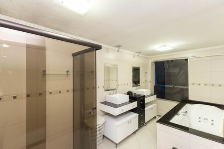 Casa à venda com 360m², 3 quartos e 6 vagas Casa à venda com 360m², 3 quartos e 6 vagasBanheiro da Suíte