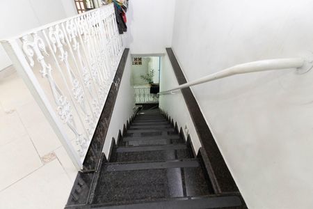 Casa à venda com 360m², 3 quartos e 6 vagas Casa à venda com 360m², 3 quartos e 6 vagasEscada