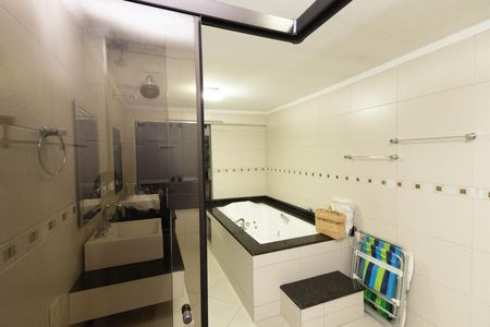 Casa à venda com 360m², 3 quartos e 6 vagas Casa à venda com 360m², 3 quartos e 6 vagasBanheiro da Suíte