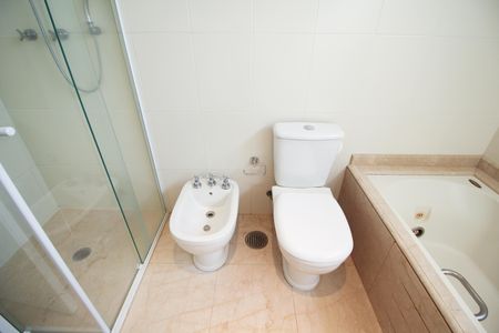 Apartamento para alugar com 250m², 3 quartos e 4 vagas Apartamento para alugar com 250m², 3 quartos e 4 vagasBanheiro da Suíte 1