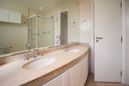 Apartamento para alugar com 250m², 3 quartos e 4 vagas Apartamento para alugar com 250m², 3 quartos e 4 vagasBanheiro da Suíte 1