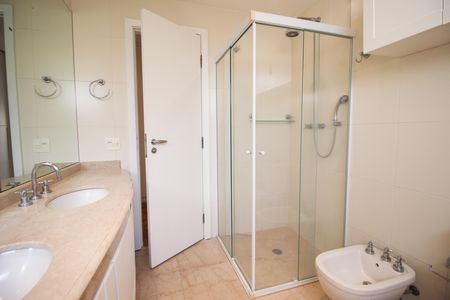 Apartamento para alugar com 250m², 3 quartos e 4 vagas Apartamento para alugar com 250m², 3 quartos e 4 vagasBanheiro da Suíte 1