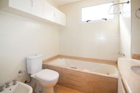 Apartamento para alugar com 250m², 3 quartos e 4 vagas Apartamento para alugar com 250m², 3 quartos e 4 vagasBanheiro da Suíte 1