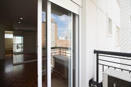 Apartamento para alugar com 250m², 3 quartos e 4 vagas Apartamento para alugar com 250m², 3 quartos e 4 vagasVaranda da Suíte 1
