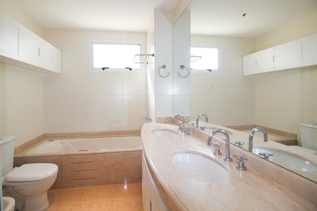 Apartamento para alugar com 250m², 3 quartos e 4 vagas Apartamento para alugar com 250m², 3 quartos e 4 vagasBanheiro da Suíte 1