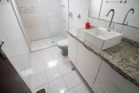 BANHEIRO DA SUÍTE de casa à venda com 3 quartos, 140m² em Chora Menino, São Paulo