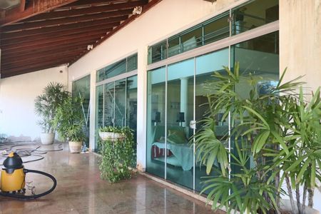 Casa de condomínio para alugar com 2000m², 3 quartos e 1 vaga Casa de condomínio para alugar com 2000m², 3 quartos e 1 vagaÁrea externa