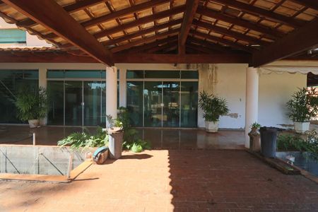 Casa de condomínio para alugar com 2000m², 3 quartos e 1 vaga Casa de condomínio para alugar com 2000m², 3 quartos e 1 vagaVaranda
