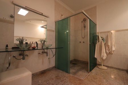 Casa de condomínio para alugar com 2000m², 3 quartos e 1 vaga Casa de condomínio para alugar com 2000m², 3 quartos e 1 vagaBanheiro da Suíte 2