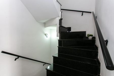 Casa de condomínio à venda com 131m², 3 quartos e 2 vagas Casa de condomínio à venda com 131m², 3 quartos e 2 vagasEscada