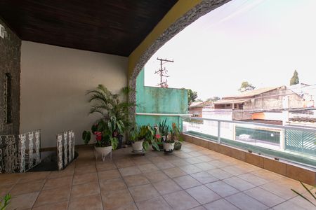 Casa à venda com 200m², 3 quartos e 4 vagas Casa à venda com 200m², 3 quartos e 4 vagasVaranda