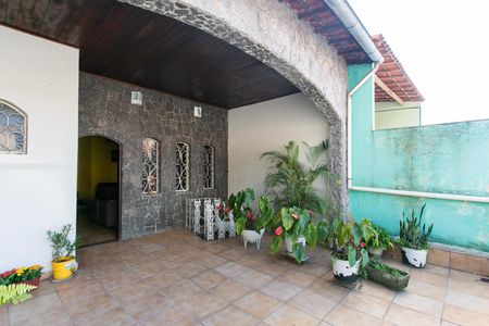 Casa à venda com 200m², 3 quartos e 4 vagas Casa à venda com 200m², 3 quartos e 4 vagasVaranda