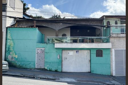 Casa à venda com 200m², 3 quartos e 4 vagas Casa à venda com 200m², 3 quartos e 4 vagasFachada