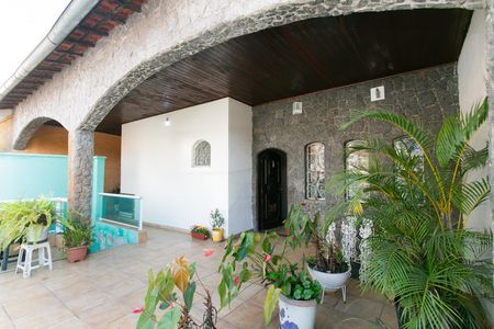 Casa à venda com 200m², 3 quartos e 4 vagas Casa à venda com 200m², 3 quartos e 4 vagasVaranda