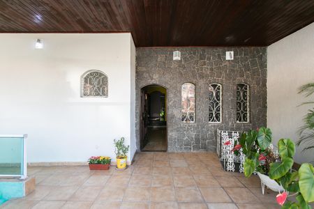 Casa à venda com 200m², 3 quartos e 4 vagas Casa à venda com 200m², 3 quartos e 4 vagasVaranda
