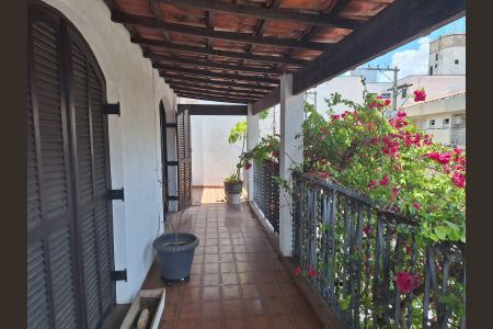 Casa à venda com 178m², 3 quartos e 1 vaga Casa à venda com 178m², 3 quartos e 1 vagaVaranda
