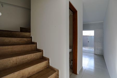 Casa para alugar com 80m², 2 quartos e 2 vagasEscada