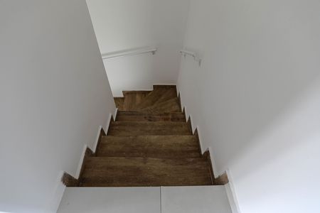 Casa para alugar com 80m², 2 quartos e 2 vagasEscada