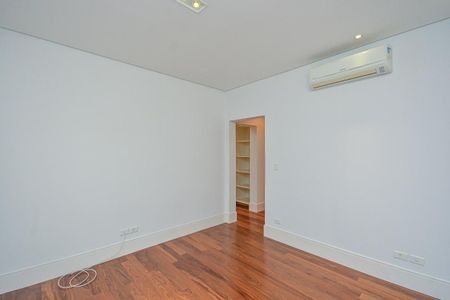 Casa à venda com 3 quartos, 550m² em Interlagos, São Paulo