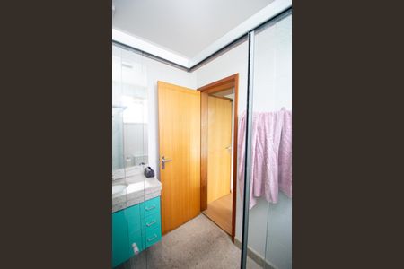 Casa de condomínio à venda com 240m², 3 quartos e 4 vagas Casa de condomínio à venda com 240m², 3 quartos e 4 vagasBanheiro da Suíte