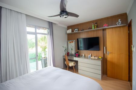 Casa de condomínio à venda com 240m², 3 quartos e 4 vagas Casa de condomínio à venda com 240m², 3 quartos e 4 vagasQuarto Suíte