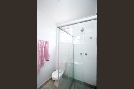 Casa de condomínio à venda com 240m², 3 quartos e 4 vagas Casa de condomínio à venda com 240m², 3 quartos e 4 vagasBanheiro da Suíte