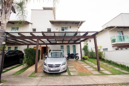 Casa de condomínio à venda com 240m², 3 quartos e 4 vagas Casa de condomínio à venda com 240m², 3 quartos e 4 vagasGaragem